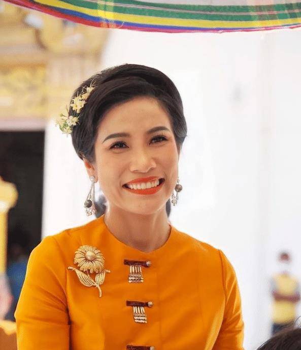 泰国国王的贵妃诗妮娜图片