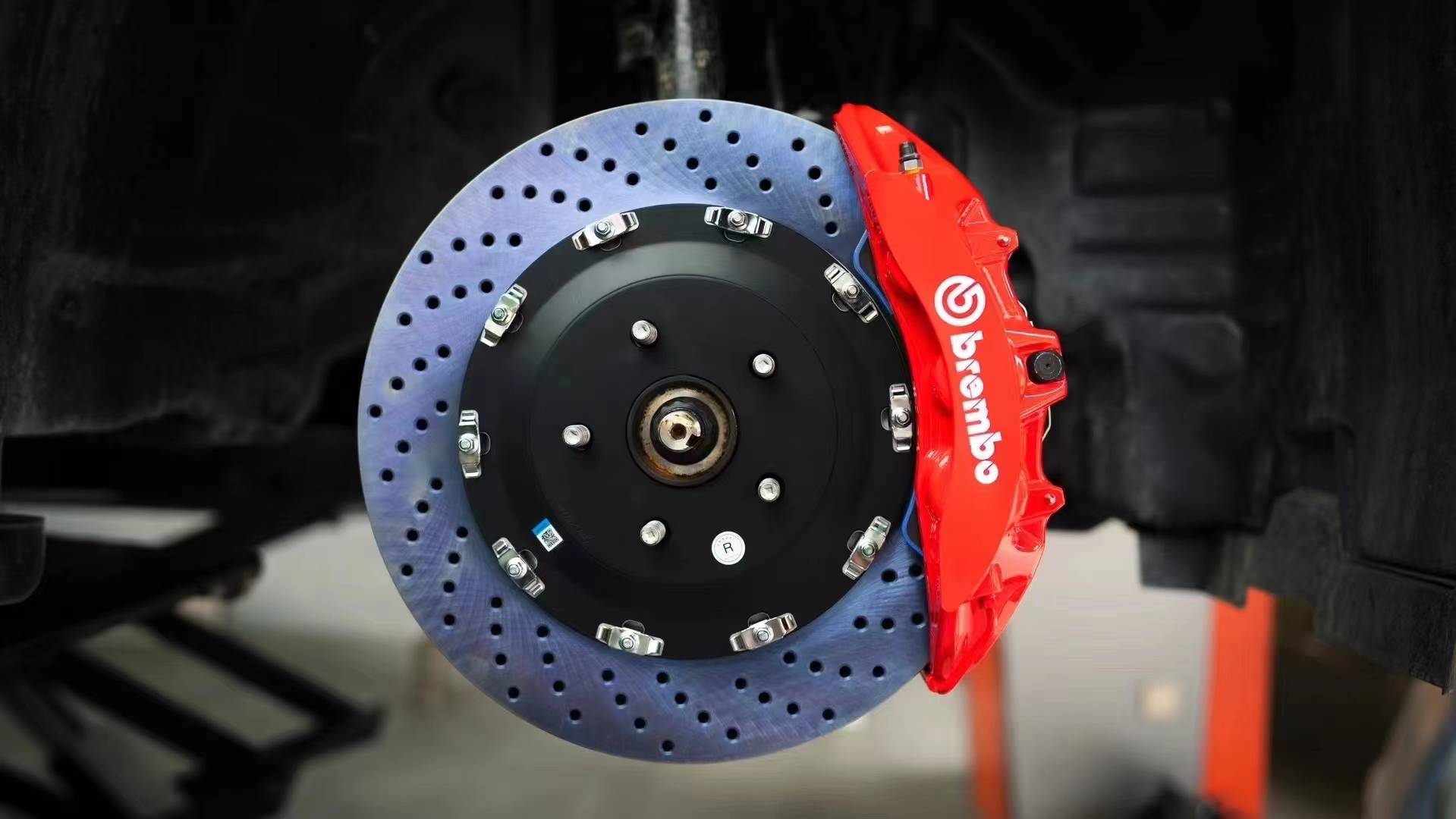 卡钳:意大利brembo v6活塞刹车卡钳盘 :意大利suti 热处理高碳刹车盘