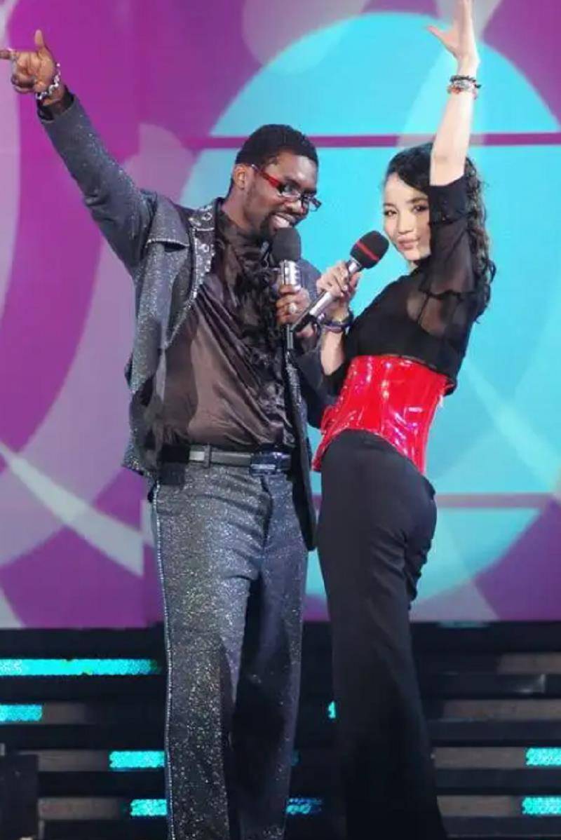 黑人歌手好弟近况:走红后迎娶中国姑娘,今36岁还未取得中国绿卡