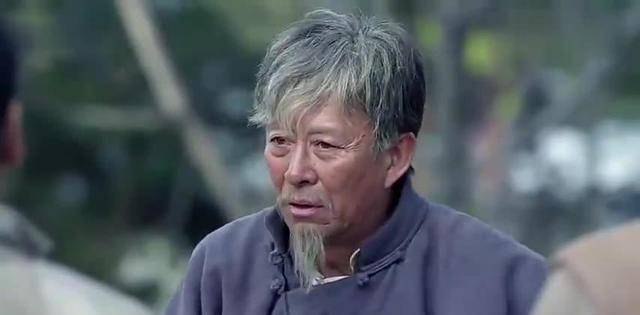 解放前,两名地下党被捕后关入民房,房东路过时悄声道:待会儿逃_张云纪