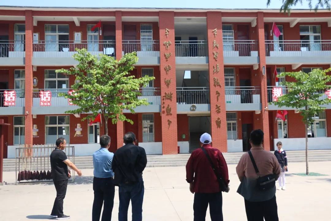 河南安阳:著名古筝演奏家,作曲家焦金海教授莅临安阳市文源小学参观