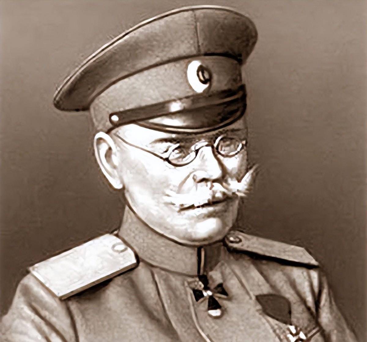 阿列克谢耶夫马上又返回房内,钻进床底仔细地检查了一番,果然在床底