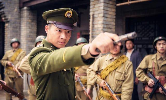 解放前,两名地下党被捕后关入民房,房东路过时悄声道:待会儿逃_张云纪