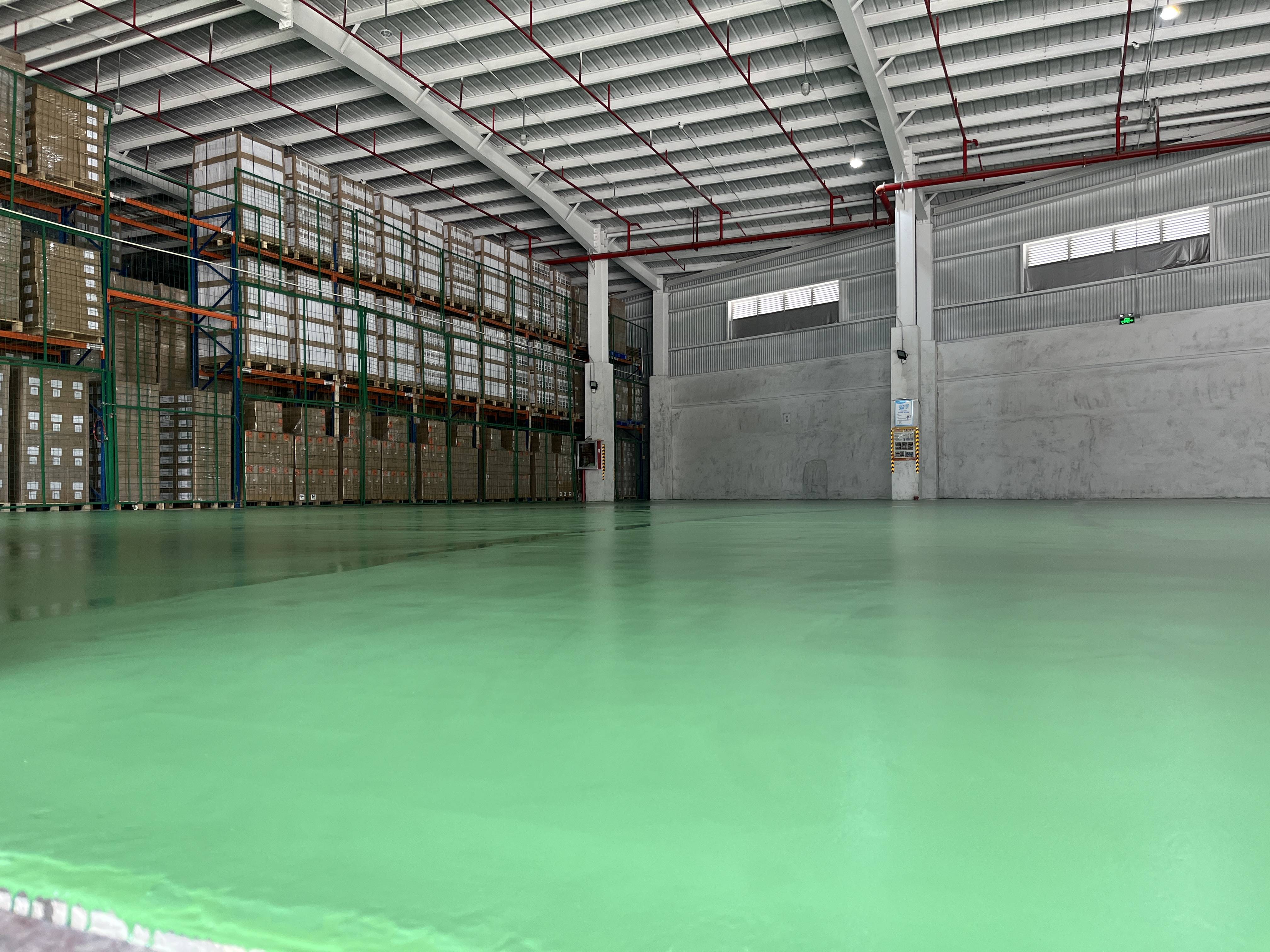 车间做聚氨酯超耐磨地坪图片