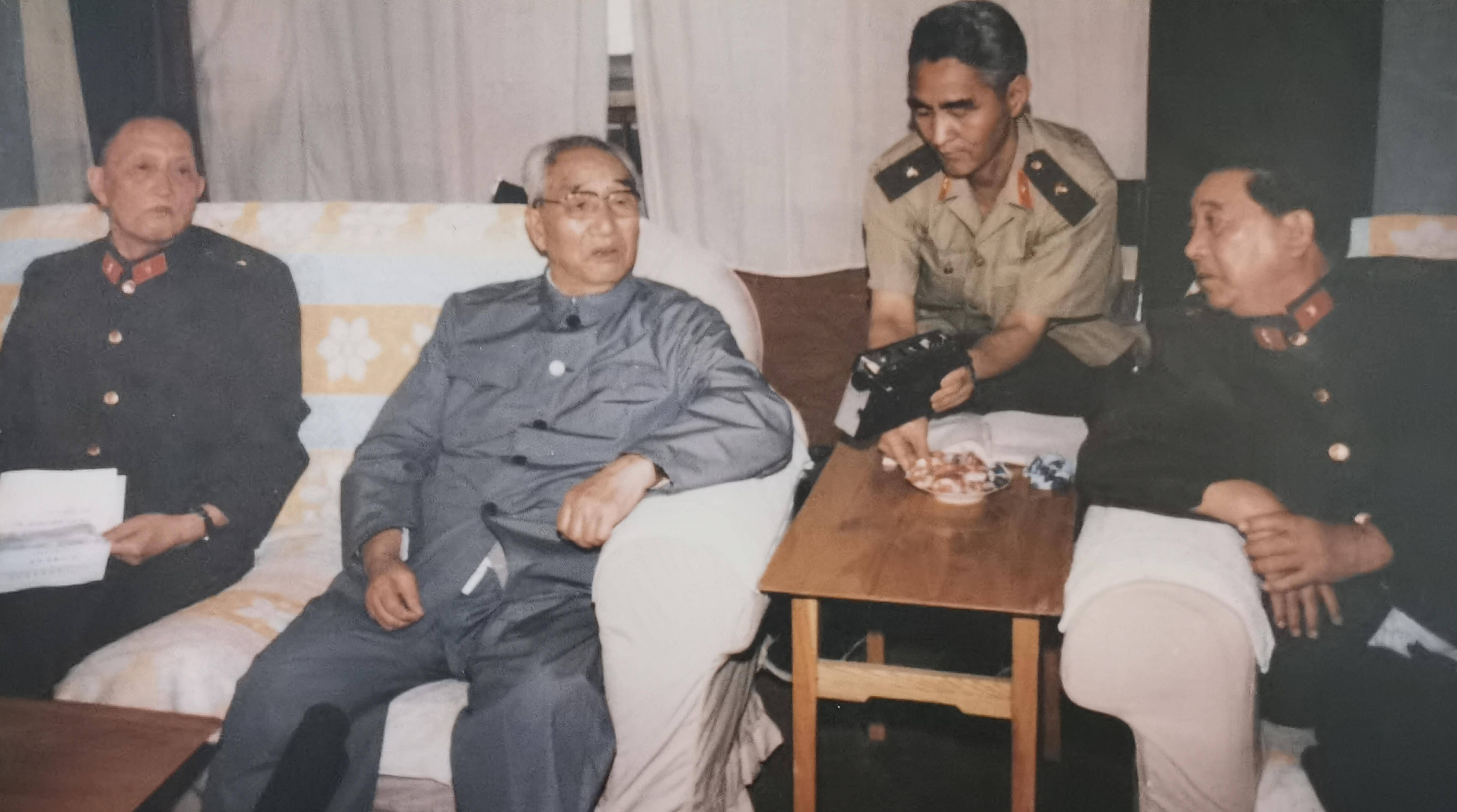 1986年将帅合影,当过大军区司令,也乖乖站后排,老帅端坐c位