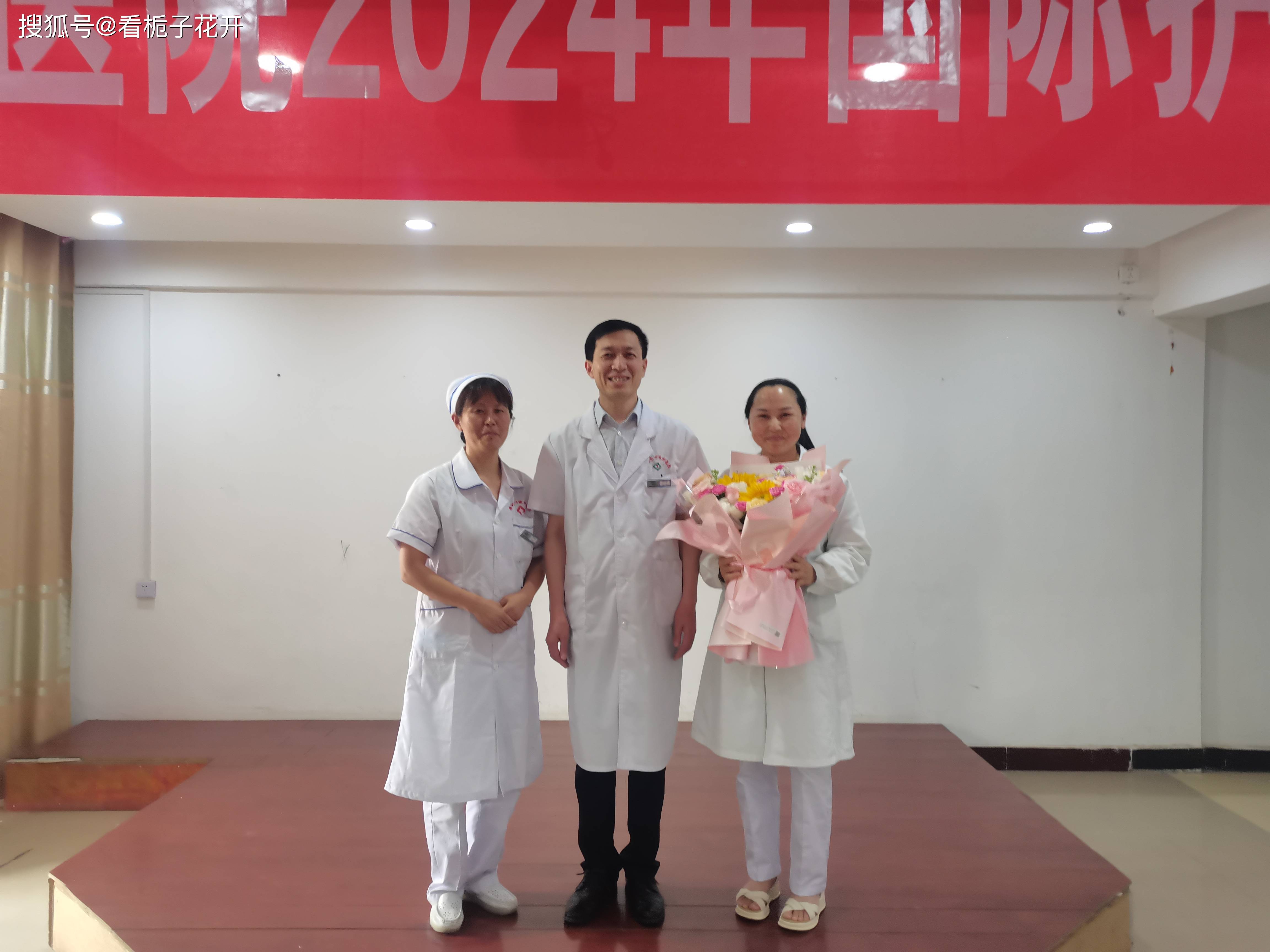 工作经历及工作感悟等方面积极发言,新入职护士代表张乐乐庄严宣誓