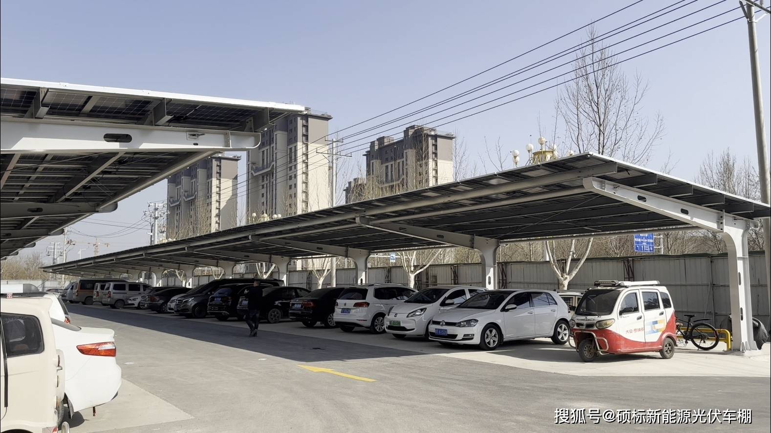 光伏车棚的结构设计需要考虑到实用性和美观性.