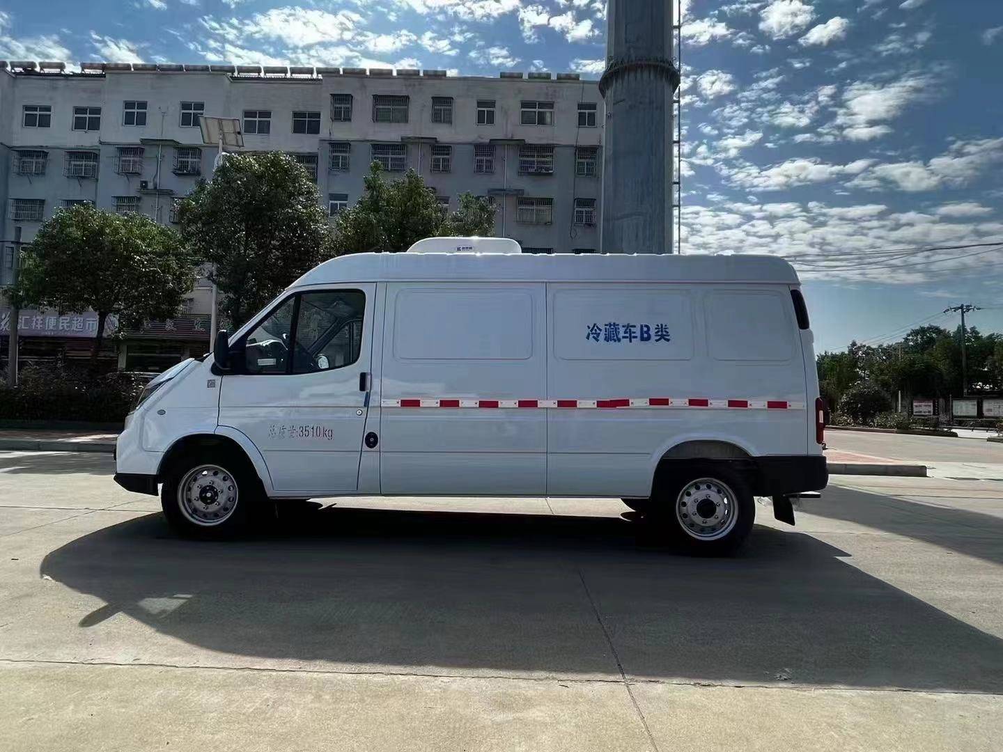 2米8江铃特顺面包冷藏车