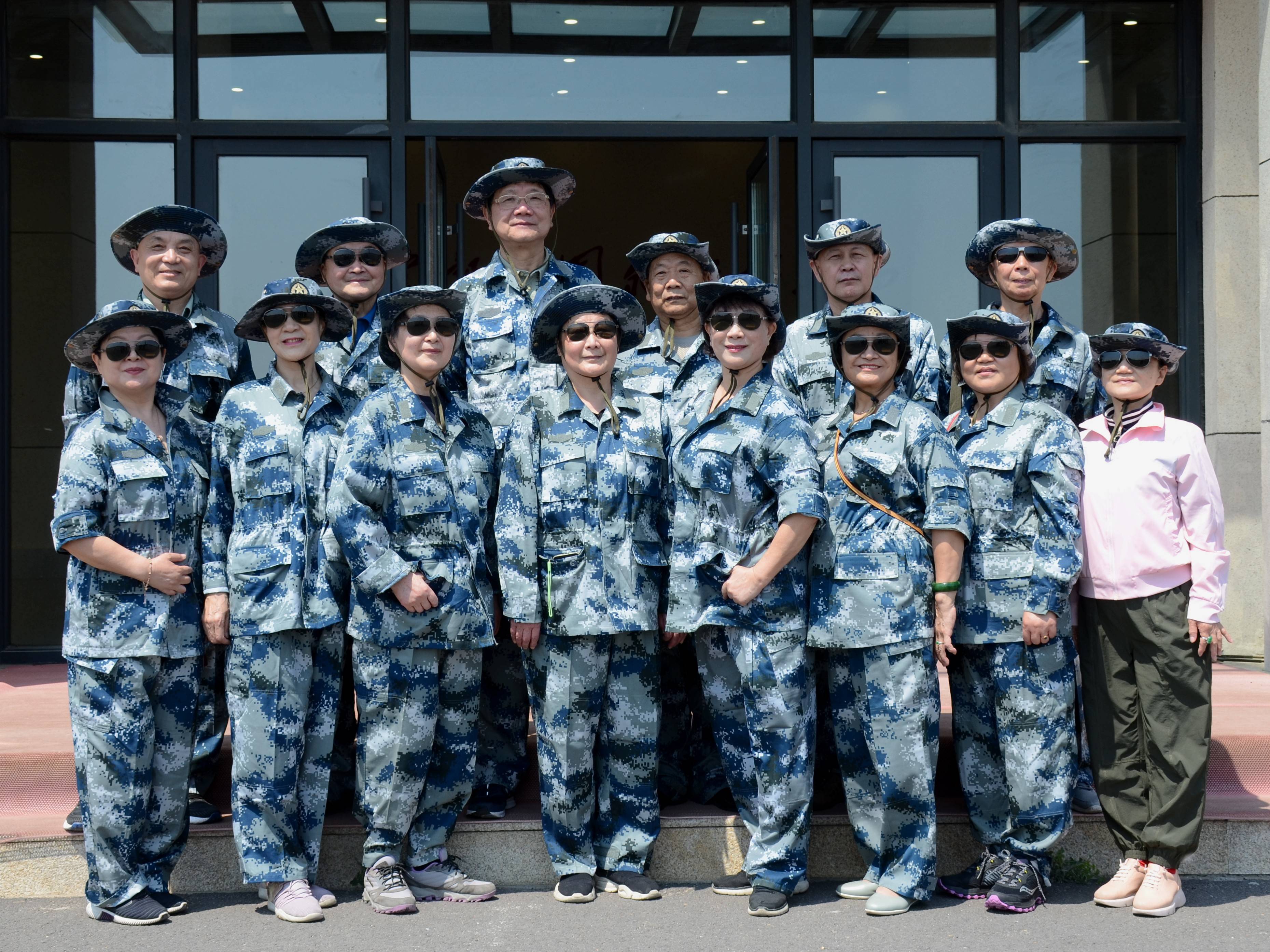 空降兵老前辈子女走进开封伞塔基地追寻红色足迹传承红色基因