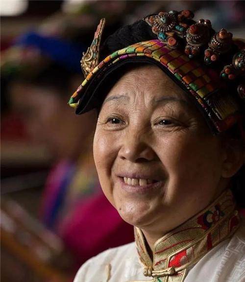 四川大妈靠纳鞋底手艺,"一根针"拿下800万订单,lv抢着合作