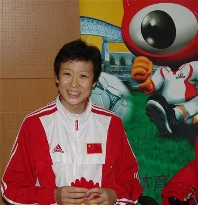 冯坤一家近况:44岁保养似少女,56岁老公高大魁梧,混血儿子像妈