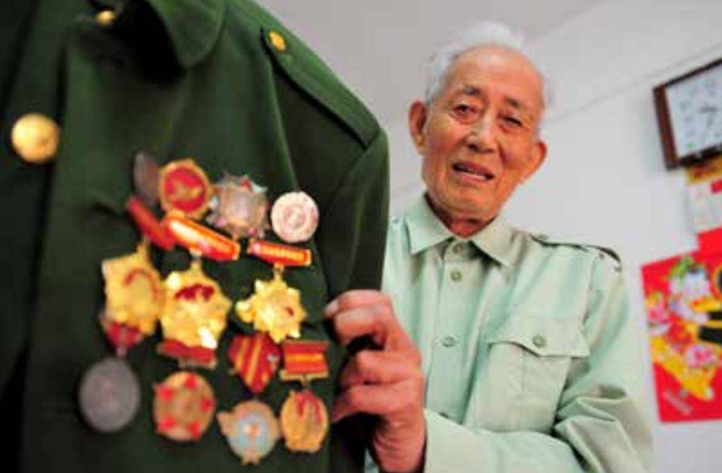 一等功臣隐居65年,孙子翻看废纸时,发现爷爷的真实身份