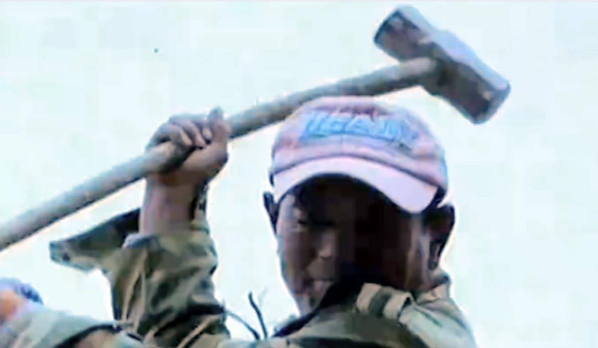 2012年男子抡大锤狂砸警车,不但没被处罚反而受警方嘉奖,为何?