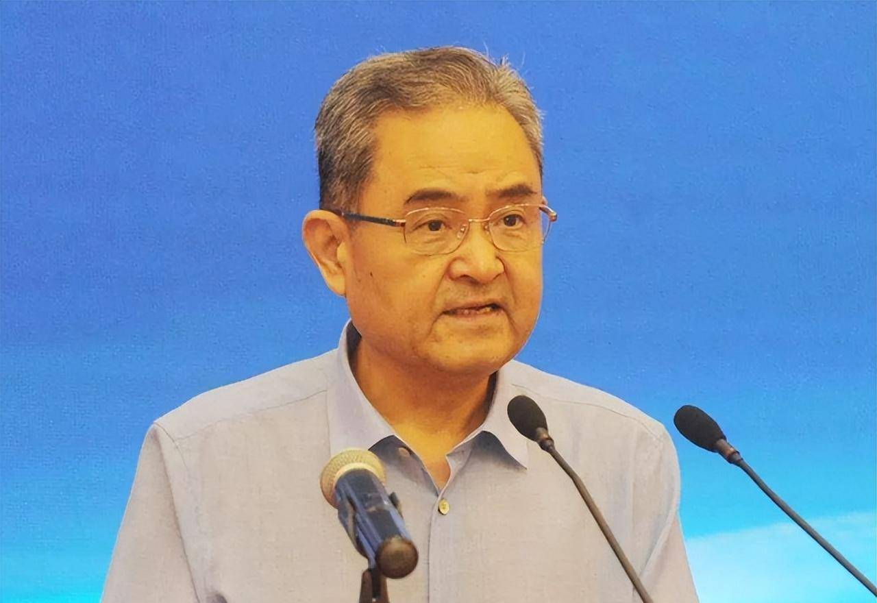 季允石:江苏省原省长,从政江苏20多年,深受百姓爱戴,今年77岁