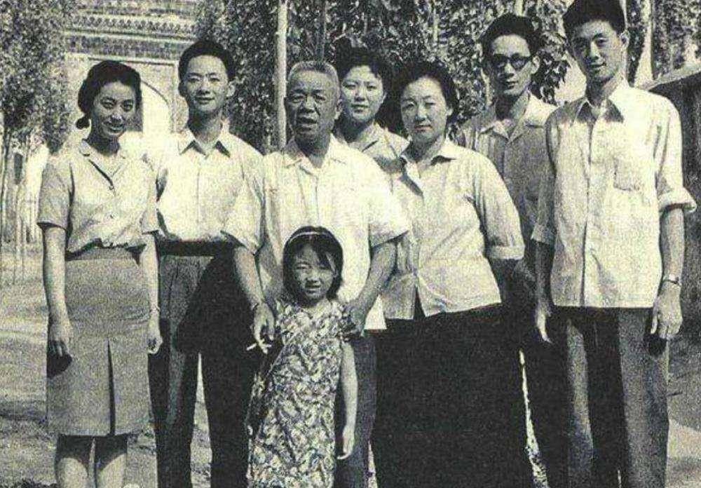 81年韩先楚回乡,目睹乡亲生活后,致电兰州军区:调拨5万件旧衣