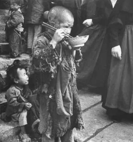 拔树皮吃草根,被观音土胀死,在饥荒的年代,人命真的很不值钱