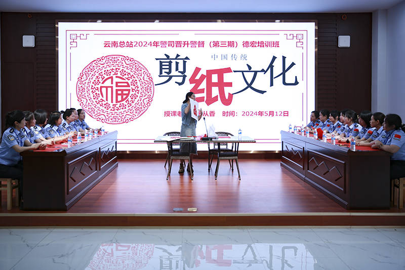 并通过现场演示,向大家一边讲解折纸的严谨性及图案的对称性,一边耐心