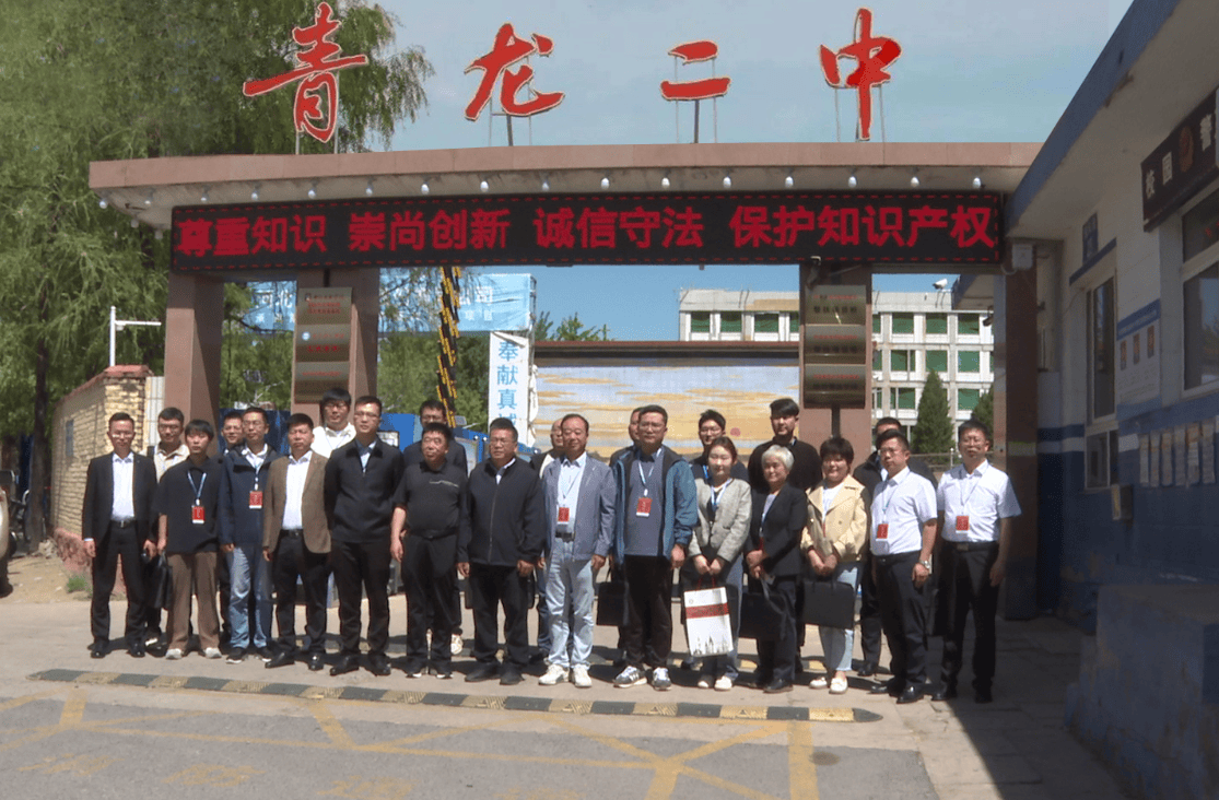 随后,河北科技学院等九所高校人员走进青龙二中参观了音乐大厅,美术