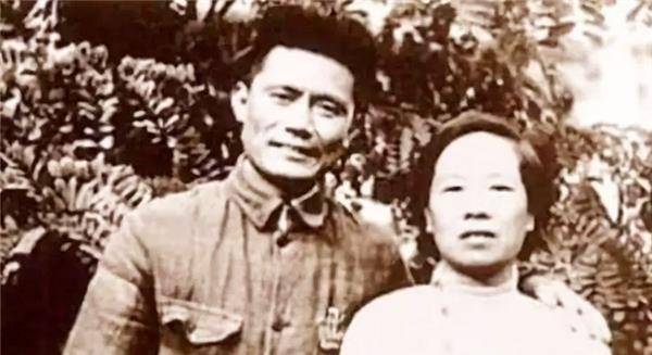 后来经过我党成员的营救,王若飞同志终于走出了黑暗,而且还参加了重庆