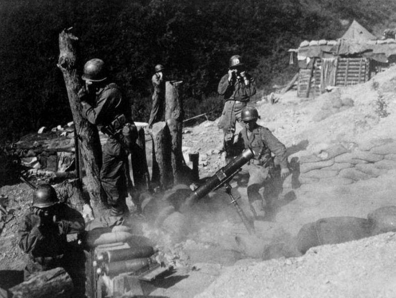 图:美军经过艰苦的奋斗,美军节节败退,一直退到了长津湖的水门桥,这里