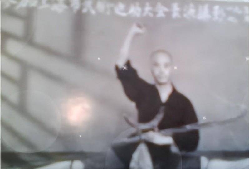 海灯法师77岁,凭借二指禅倒立走红,圆寂多年后,徒弟说出真相