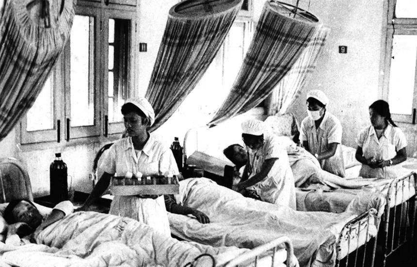 医务人员看到士兵们背过来一个老人,起初还很疑惑,但人命关天,来不及