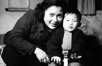 儿子金捷去世以后,秦怡回忆:他得疯病都是我的原因,我对不起他