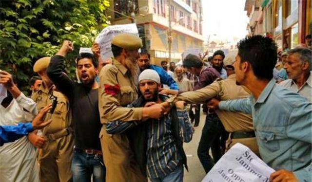 克什米尔冲突克什米尔有着南亚的瑞士的美称,但自1989年,克什米尔暴动