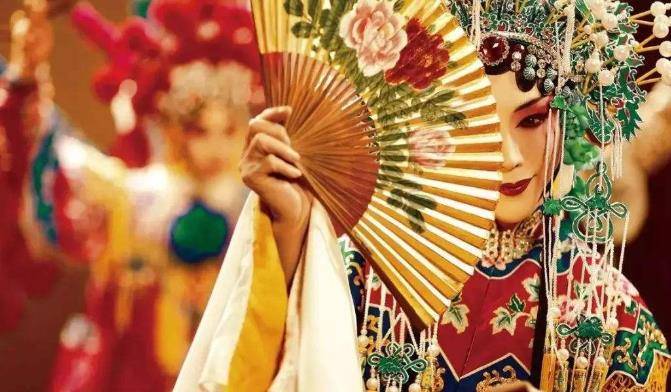 2012年中央电视台春节联欢晚会上李玉刚演唱了《新贵妃醉酒》.