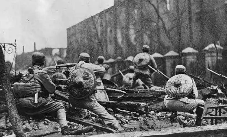 在张治中将军的带领下,第五军英勇奋战,与19路军合兵一处,士气大增