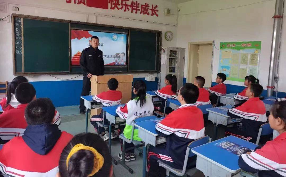 本溪县公安局草河城派出所关工委开展法治教育进校园活动