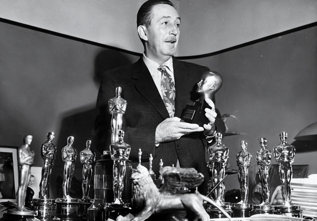 23张从未见过的真实图片,13个年轻男子为她殉情,1880