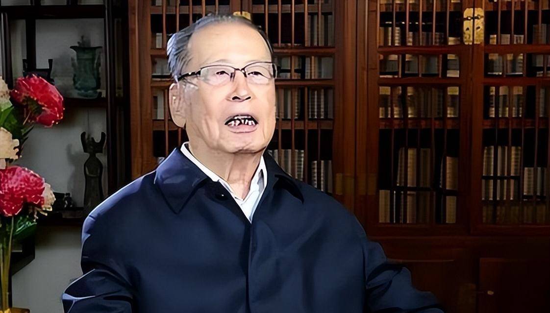 外交部原副部长周南:香港回归前,英国每年从香港拿走上千亿