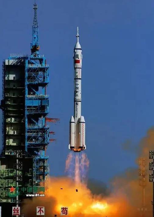 据他所说,神舟五号飞船在升入30km的高空时,整个飞船都经历了剧烈的