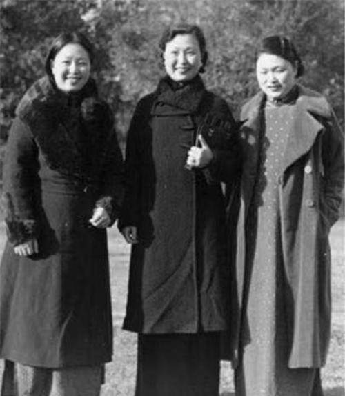 严彩韵严彩韵是严氏三姐妹中的大姐,出生于1902年,在1993年去世