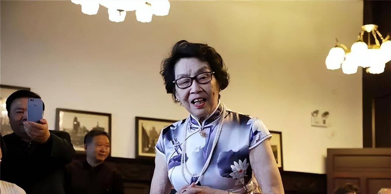 杜月笙的长女,2017年回到上海后发现,父亲早已预知了丈夫的名字