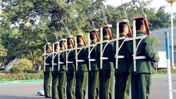 他是中国第一升旗手,6200次升旗0失误,退伍后为志向拒