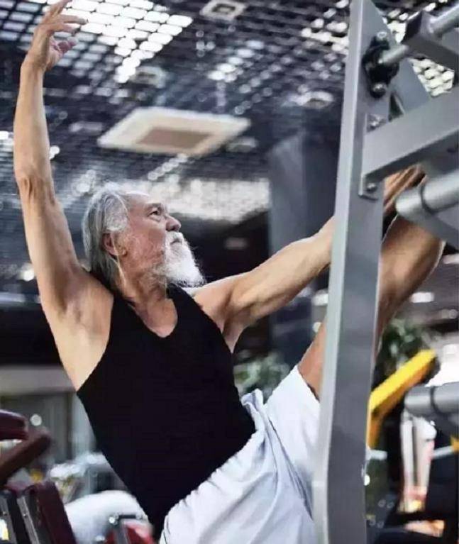 东北大爷王德顺的彪悍人生:79岁走秀火遍全网,85岁拿下飞行驾照