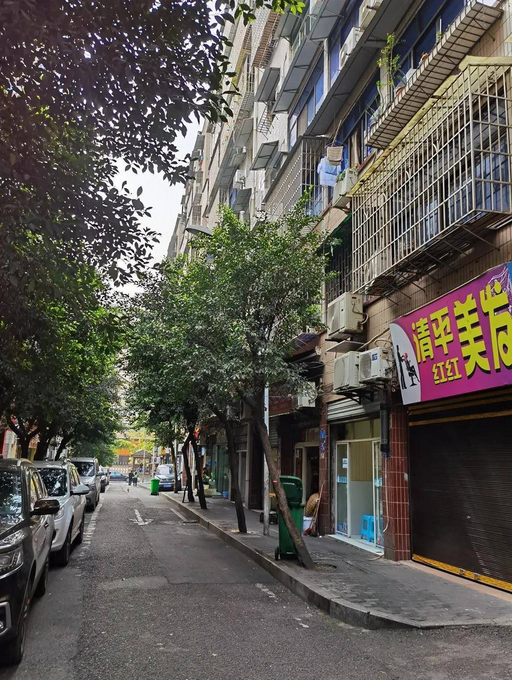 (清平巷)第二混成旅由重庆移防江津后,他见江津街道狭窄不平,棚户区