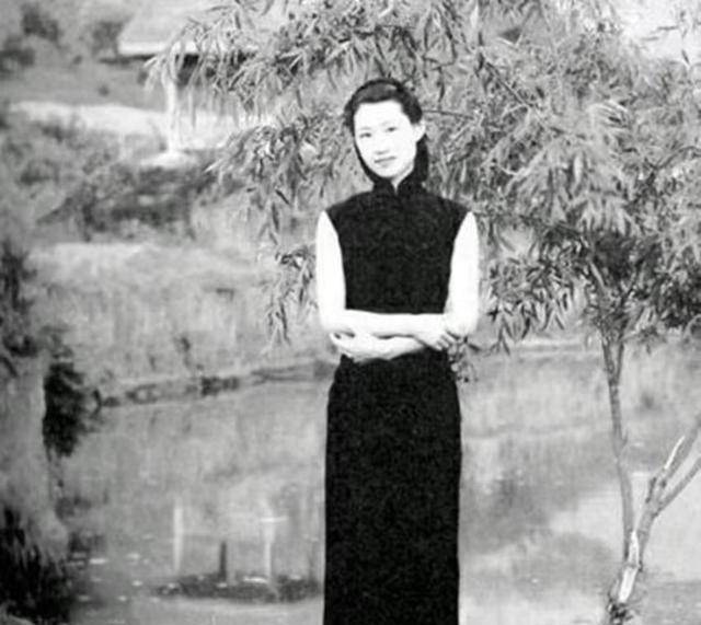 张伯驹买通守卫,潜入内宅,拉起将军的未婚妻潘素,撒腿就跑