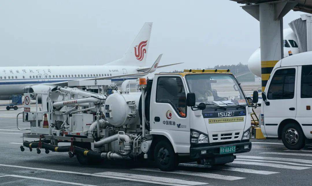 在国内各大机场上图中使用五十铃轻卡底盘的管线加油车亮相率肯定非常