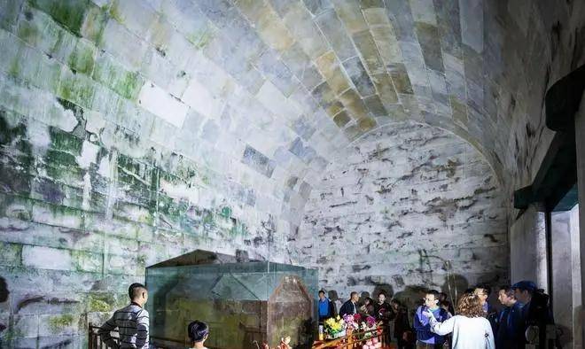北京李莲英墓被挖开,尸身神秘消失仅剩头颅,辫子揭开死因之谜