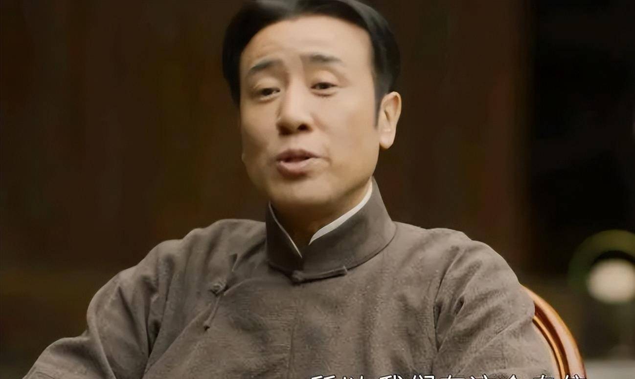 第一集中有一幕,易白沙面对茫茫黑夜劝陈独秀别再看了,外面一片漆黑