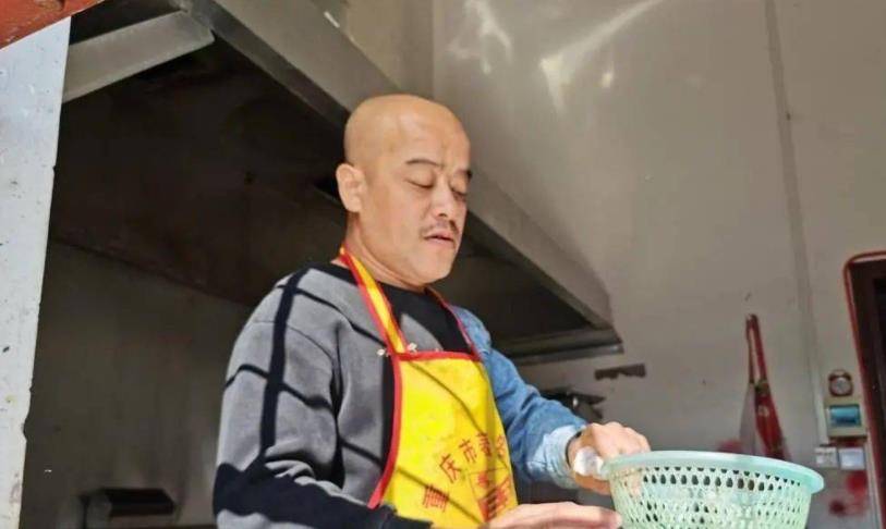 广西一大厨师因撞脸大明星而走红,走红后大排档生意狠翻几十倍_黄彬