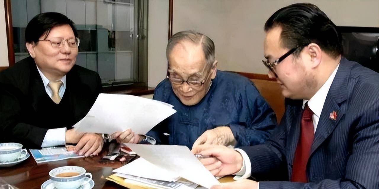 广东小伙白手起家成千亿富豪,死后裸捐2000亿,儿子开出租车谋生