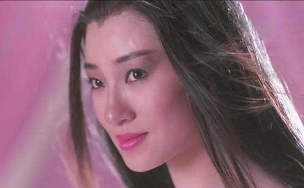 香港"一代鬼后":被童年毁了半生,酗酒自杀,丈夫为她散尽家财_王小凤