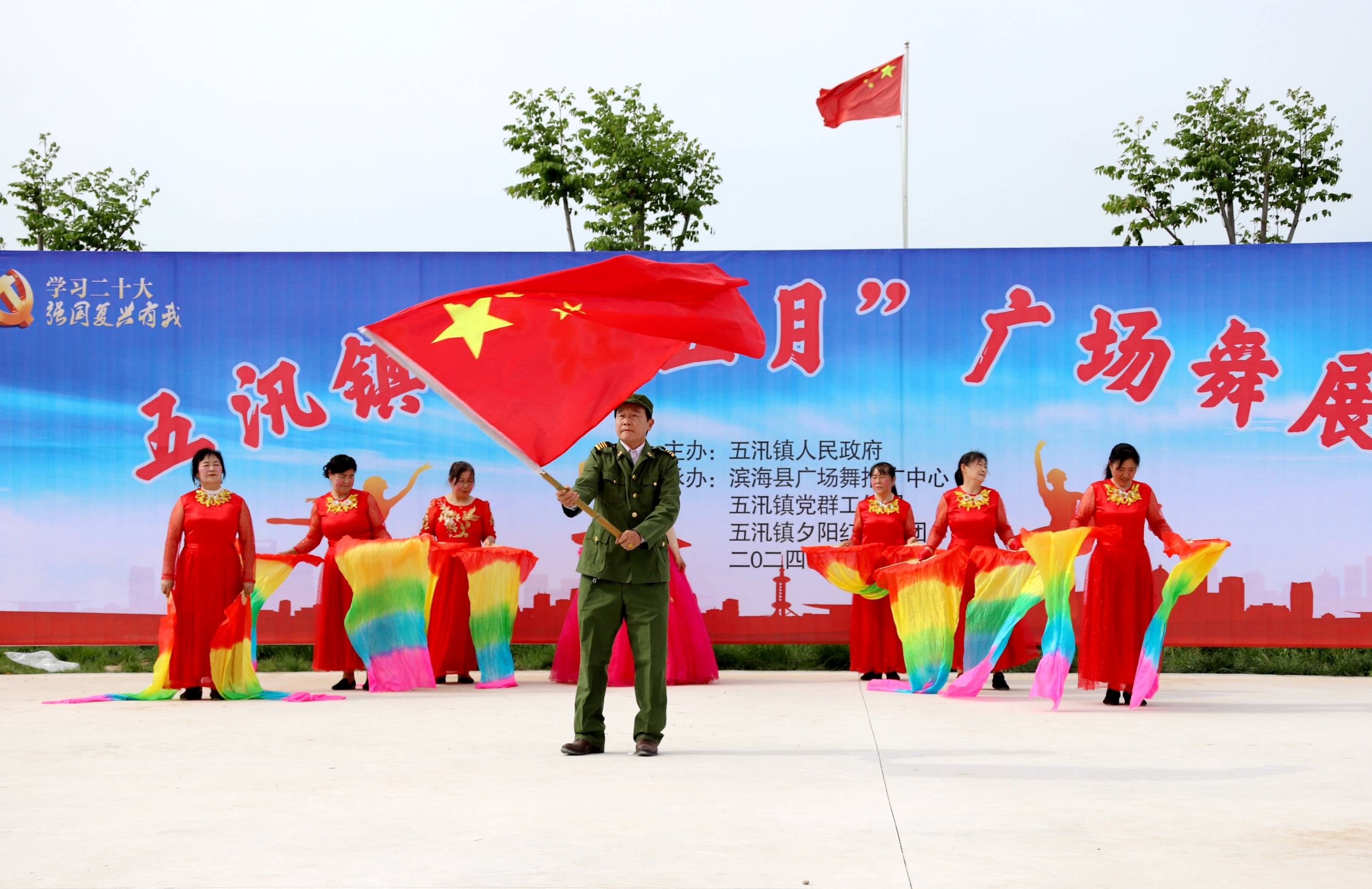 江苏省滨海县五汛镇"红五月"广场舞展演红红火火