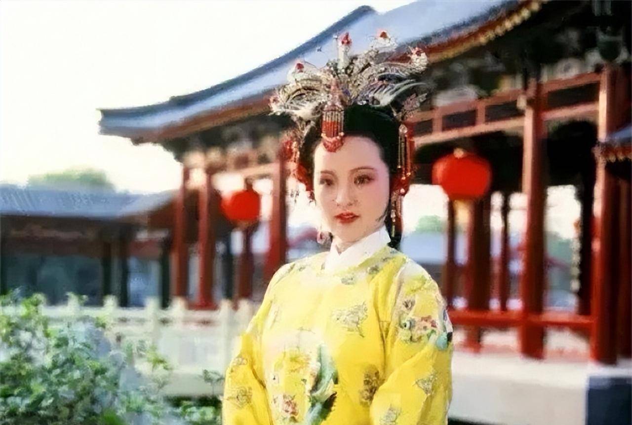 贾家抄家的真正原因,就是贾元春省亲,皇帝的用意贾家根本不懂