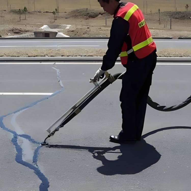 沥青灌缝胶在施工中如何确保与路面裂缝的粘结强度