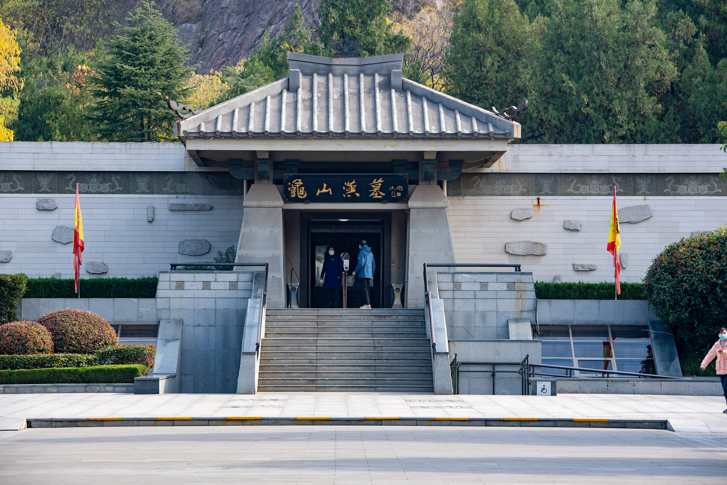 龟山汉墓景区包括龟山汉墓,点石院和圣旨博物馆三个景点